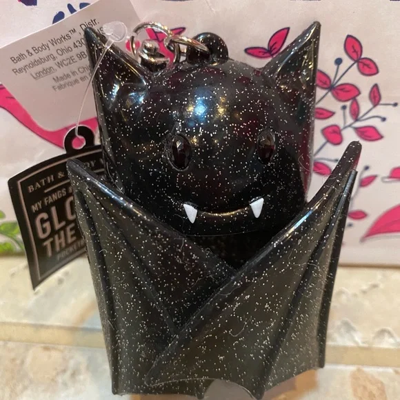 SOLD!! 🎉🦇 VERY RARE!!! Glow In The Dark Halloween Bat 🦇 Pocketb… - Picture 2 of 8